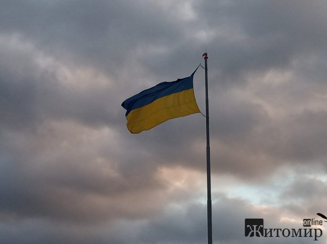 "Зимовий" варіант прапору на майдані Соборному в Житомирі - розірваний. ФОТО "Зимовий" варіант прапору на майдані Соборному в Житомирі - розірваний. ФОТО