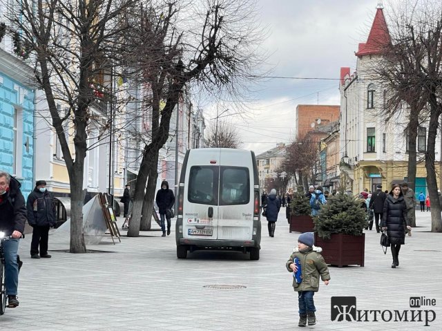 Михайлівською в Житомирі "катається" мікроавтобус. ФОТО Михайлівською в Житомирі "катається" мікроавтобус. ФОТО