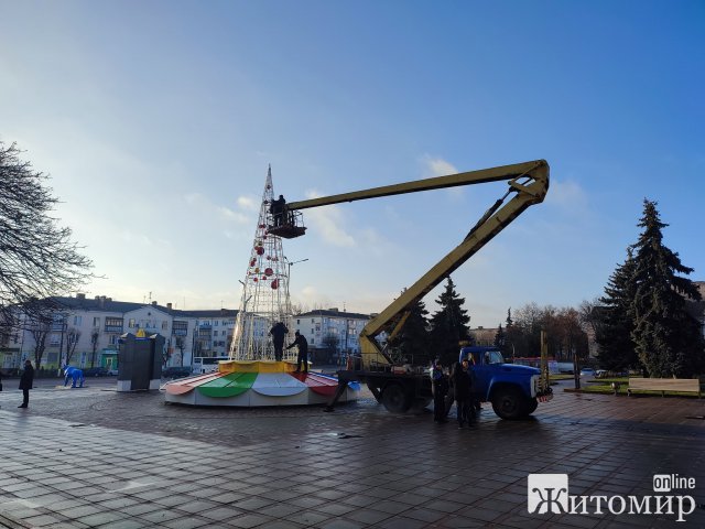 У Коростені після початку нового року на одну з ялинок вирішили повісити 3D ілюмінацію. ФОТО У Коростені після початку нового року на одну з ялинок вирішили повісити 3D ілюмінацію. ФОТО