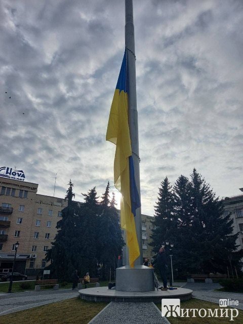 На майдані Соборному в Житомирі оновили прапор та замінили електродвигун. ФОТО