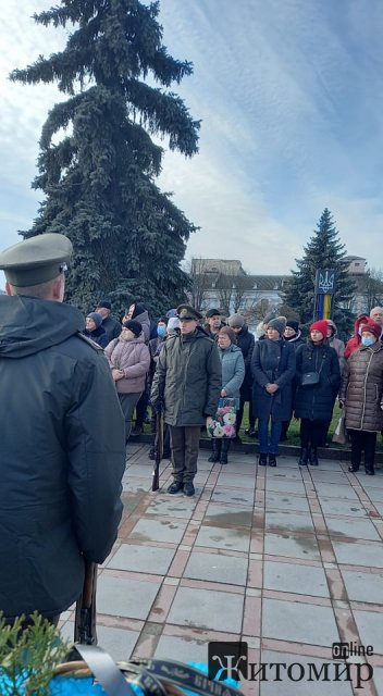 У центрі Коростеня відбулося прощання із десантником Ігорем Тичиною, який помер від кулі снайпера. ФОТО
