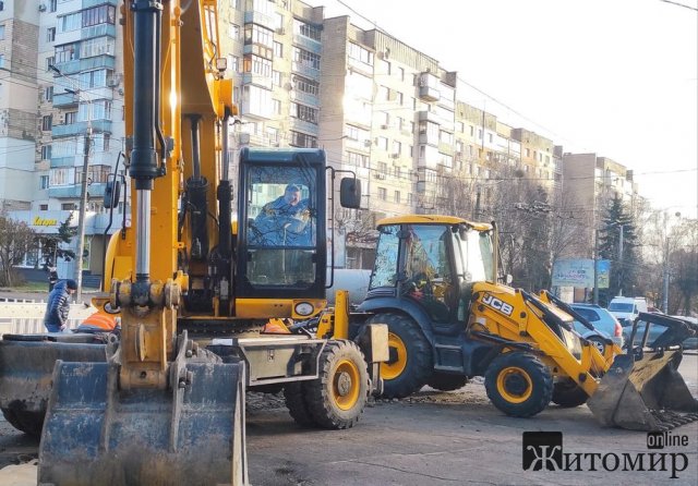 Житомирські комунальники після Різдва перекладатимуть труби на перехресті вулиць Перемоги та Домбровського. ФОТО