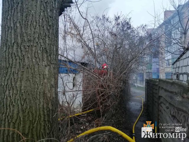 У Бердичеві горів будинок. ФОТО У Бердичеві горів будинок. ФОТО