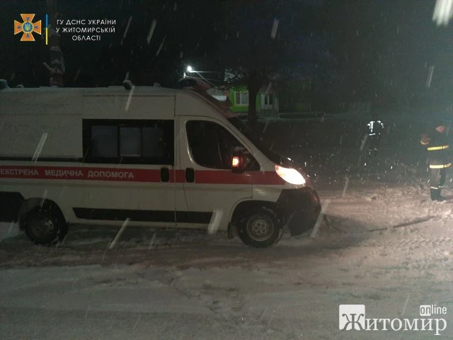 У Ружині зі снігового замету рятувальники витягували "швидку" з хворим. ФОТО