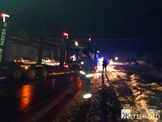 На трасі у Новоград-Волинському районі вантажівка, що застрягла у сніговому заметі, перекрила рух на одній зі смуг. ФОТО На трасі у Новоград-Волинському районі вантажівка, що застрягла у сніговому заметі, перекрила рух на одній зі смуг. ФОТО