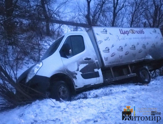 На дорозі в Житомирській області хлібовоз злетів у канаву. ФОТО На дорозі в Житомирській області хлібовоз злетів у канаву. ФОТО