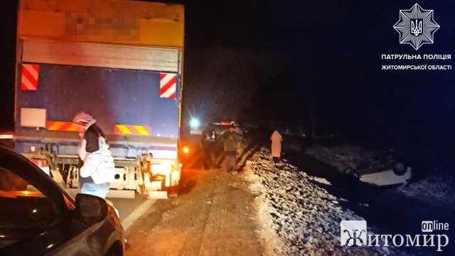 На трасі в Житомирській області ЗАЗ врізався у відбійник, зіштовхнувся з Mercedes, з