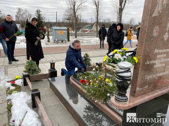 У Житомирі вшанували захисників Донецького аеропорту. ФОТО У Житомирі вшанували захисників Донецького аеропорту. ФОТО