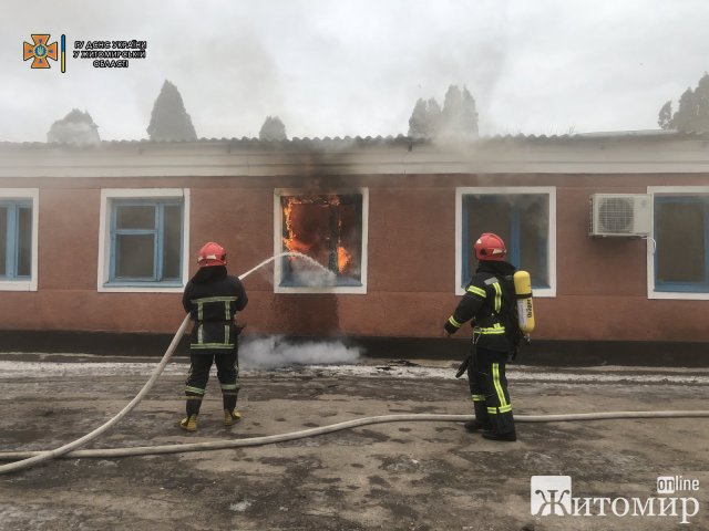 У селі Житомирської області горіла адмінбудівля агрофірми. ФОТО