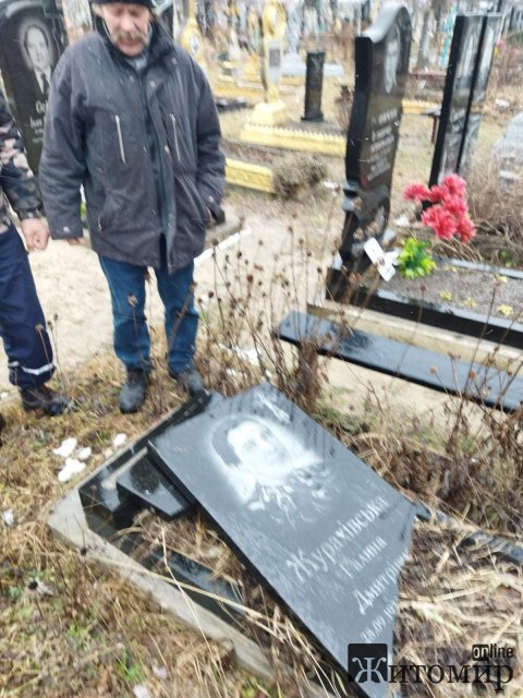 У місті на Житомирщині буревій повалив пам’ятники на кладовищі. ФОТО У місті на Житомирщині буревій повалив пам’ятники на кладовищі. ФОТО