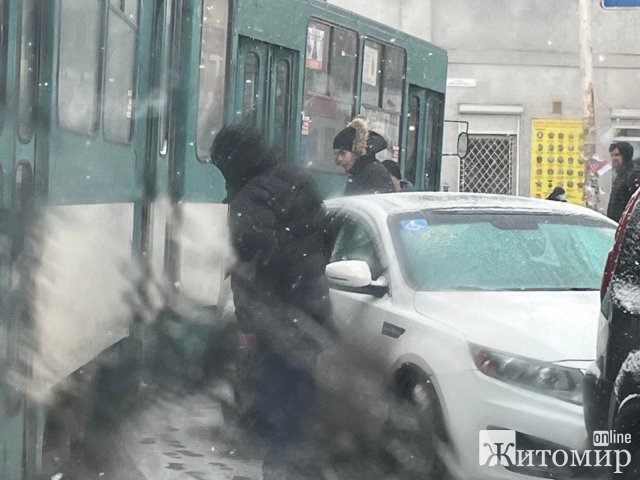 Прикрий інцидент на вулиці Бориса Тена у Житомирі. ФОТО Прикрий інцидент на вулиці Бориса Тена у Житомирі. ФОТО