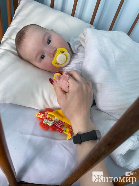 Маленькому хлопчику з Житомира, якого залишили в пологовому, потрібні пелюшки, памперси, одяг Маленькому хлопчику з Житомира, якого залишили в пологовому, потрібні пелюшки, памперси, одяг