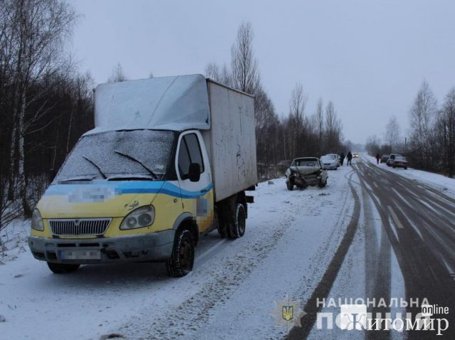 На автодорозі в Житомирській області ГАЗ буксирував ЗАЗ, який потім зіштовхнувся із ВАЗ. ФОТО На автодорозі в Житомирській області ГАЗ буксирував ЗАЗ, який потім зіштовхнувся із ВАЗ. ФОТО