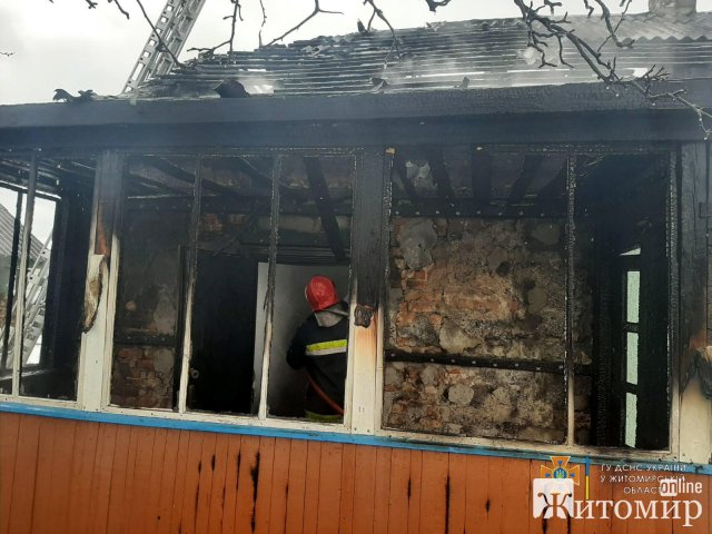 У Коростені горів будинок: опіки отримав господар будівлі, його син отруївся чадним газом. ФОТО У Коростені горів будинок: опіки отримав господар будівлі, його син отруївся чадним газом. ФОТО