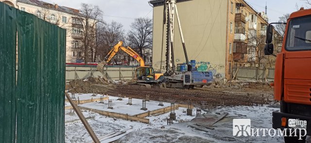 Через будівництво на вулиці Театральній, 5 в Житомирі в сусідніх будинках з Через будівництво на вулиці Театральній, 5 в Житомирі в сусідніх будинках з