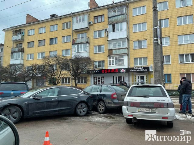 ДТП у Житомирі за участі автомобіля Tesla. ФОТО