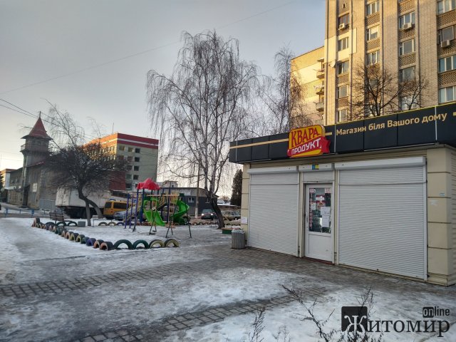 Дитячий майданчик на стоянці в Житомирі. ФОТО Дитячий майданчик на стоянці в Житомирі. ФОТО