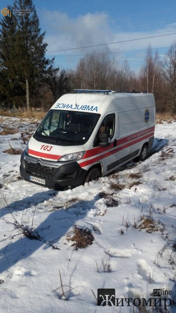У селі Новоград-Волинського району "швидка", повертаючись з виклику, застрягла у сніговому заметі. ФОТО