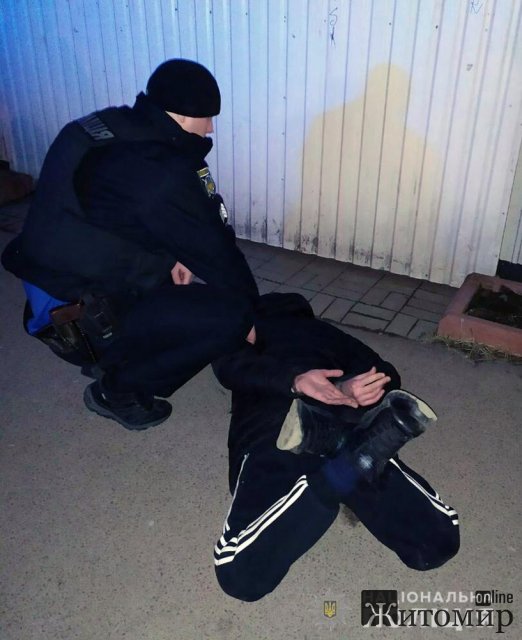 У райцентрі Житомирської області правоохоронці затримали молодиків, які викрали чужий гаджет. ФОТО У райцентрі Житомирської області правоохоронці затримали молодиків, які викрали чужий гаджет. ФОТО