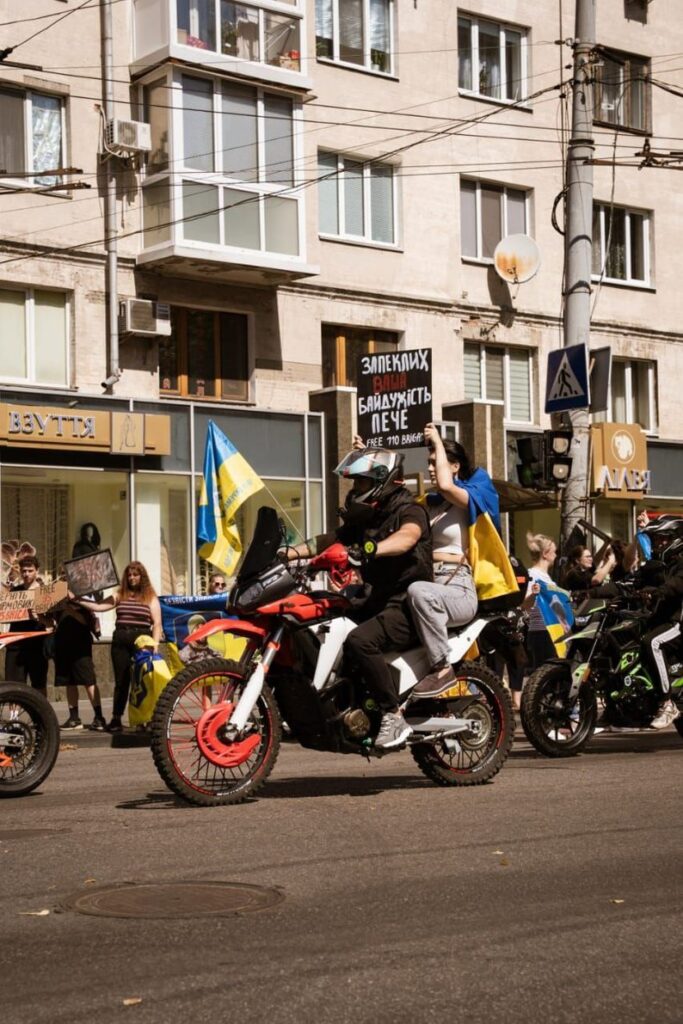 Житомир вшанував військовополонених і зниклих безвісти хвилиною мовчання та символічними перформансами - фото №2
