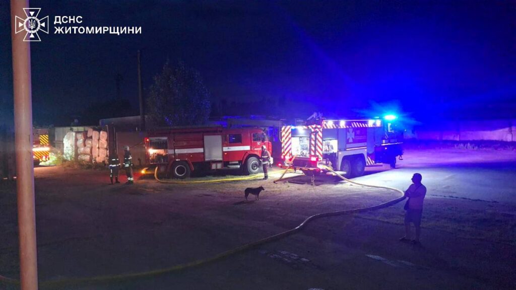 У Коростені вогонь на складі охопив 500 квадратів - Події. Джерело: Zhitomir-OnLine У Коростені вогонь на складі охопив 500 квадратів - фото №