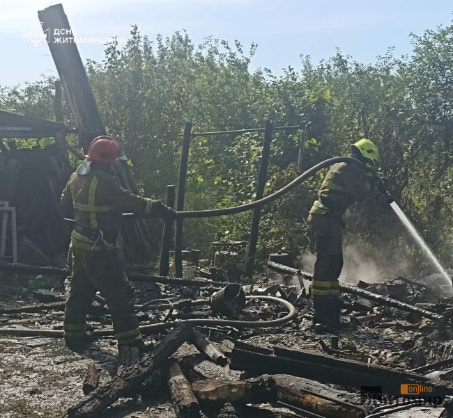 У селі на Житомирщині горіла дерев'яна господарська будівля - Події. Джерело: Zhitomir-OnLine У селі на Житомирщині горіла дерев'яна господарська будівля - фото №