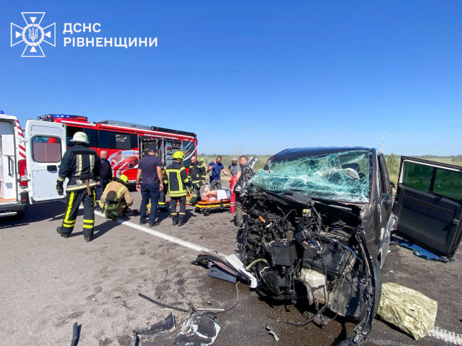 На Житомирщині рівненські рятувальники деблокували чоловіка з понівеченої автівки - Події. Джерело: Zhitomir-OnLine На Житомирщині рівненські рятувальники деблокували чоловіка з понівеченої автівки - фото №