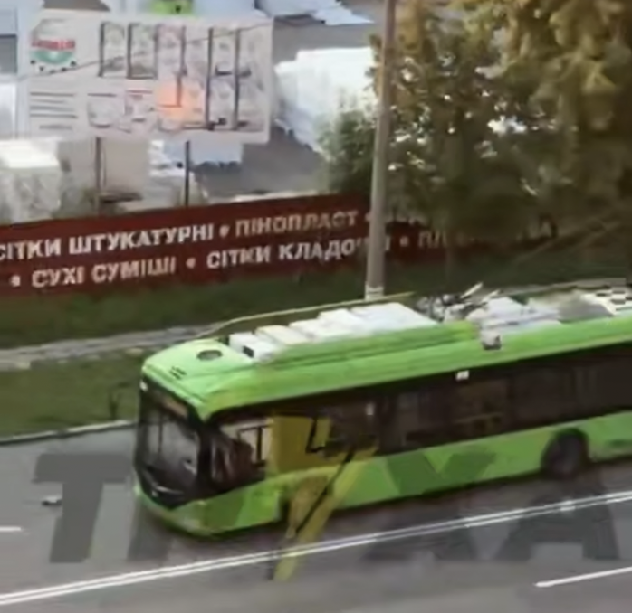 У Житомирі мікроавтобус врізався в тролейбус: є постраждалі - Події, Топ-новини. Джерело: Zhitomir-OnLine У Житомирі мікроавтобус врізався в тролейбус: є постраждалі - фото №4
