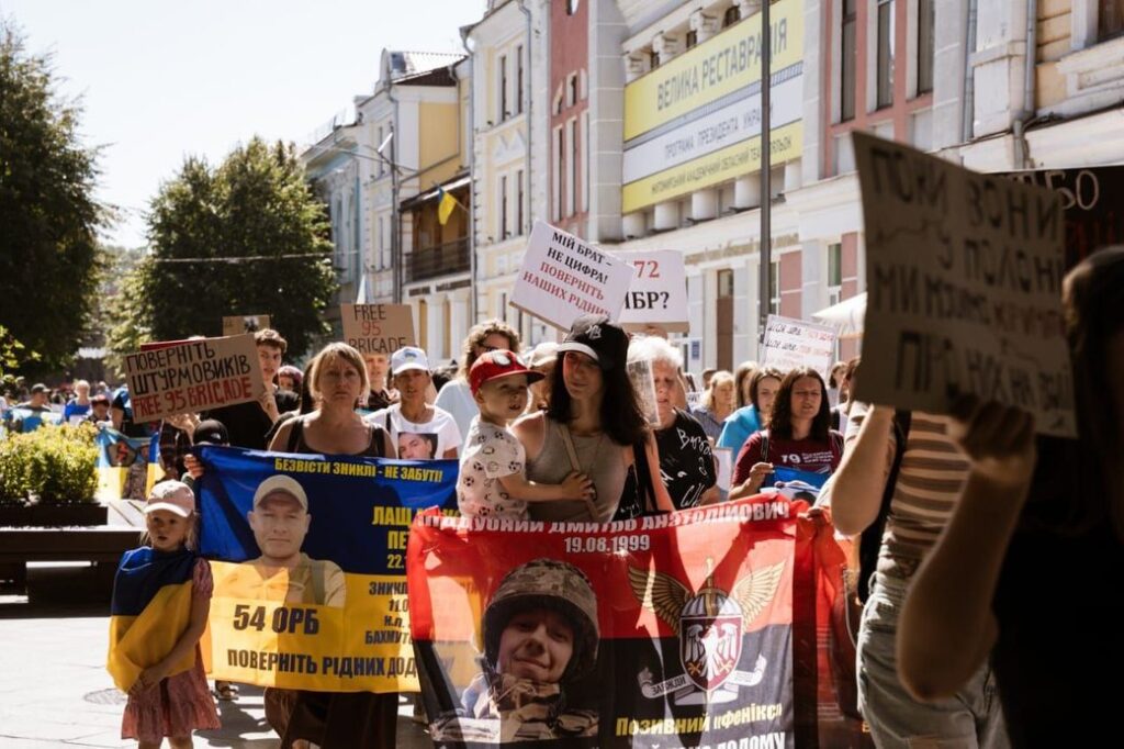 Житомир вшанував військовополонених і зниклих безвісти хвилиною мовчання та символічними перформансами - фото №4