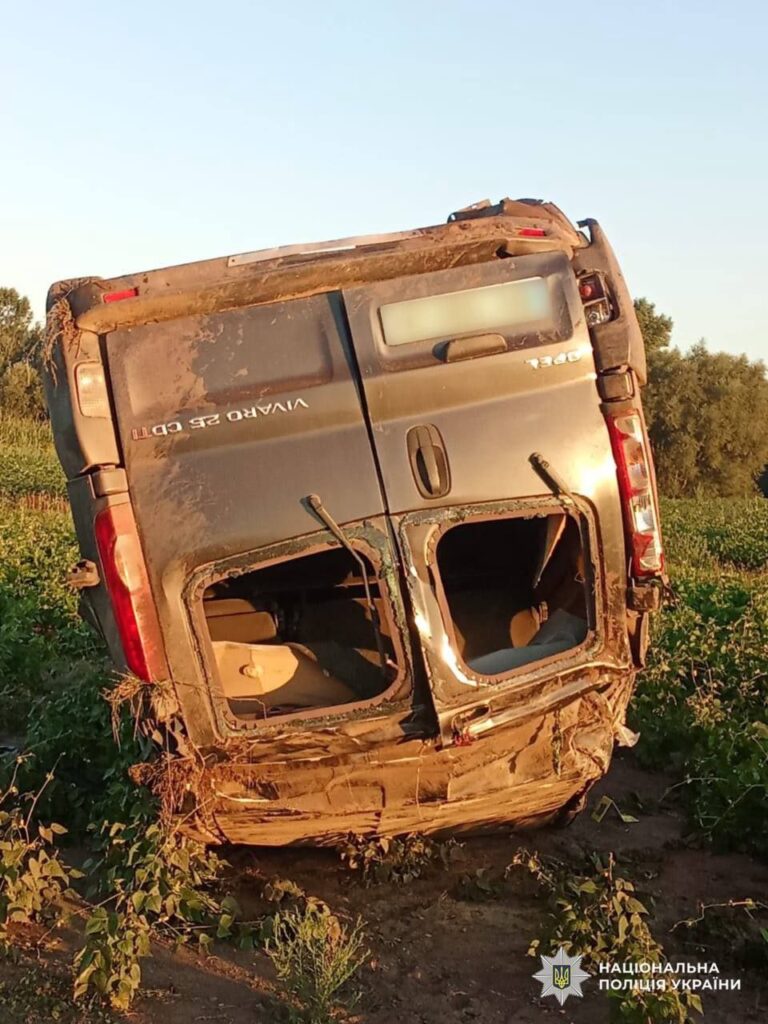 На Житомирщині мікроавтобус Opel Vivaro з’їхав у кювет: загинув 27-річний чоловік - фото №