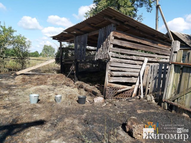 У селі Коростенського району палала господарча будівля. ФОТО У селі Коростенського району палала господарча будівля. ФОТО
