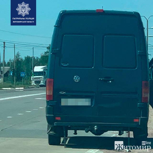 На автотрасі в Житомирській області патрульні зупинили Volkswagen, у водія виявилось підроблене посвідчення. ФОТО
