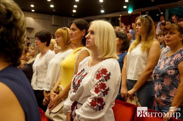 У житомирському драмтеатрі вручили обласні відзнаки. ФОТО У житомирському драмтеатрі вручили обласні відзнаки. ФОТО