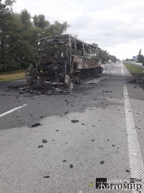 На Житомирщині автобус зіштовхнувся з автовозом: загинув один з водіїв Neoplan та 11 осіб постраждали. ФОТО На Житомирщині автобус зіштовхнувся з автовозом: загинув один з водіїв Neoplan та 11 осіб постраждали. ФОТО