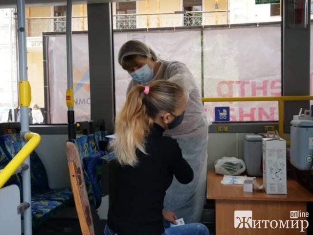 У Житомирі на Михайлівській містян вакцинують в автобусі. ФОТО У Житомирі на Михайлівській містян вакцинують в автобусі. ФОТО