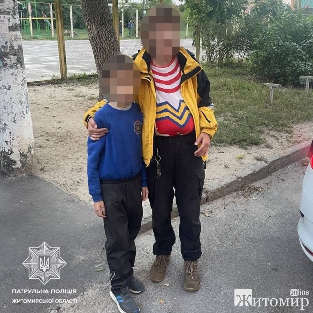 У Житомирі патрульні повернули матері загубленого сина. ФОТО У Житомирі патрульні повернули матері загубленого сина. ФОТО