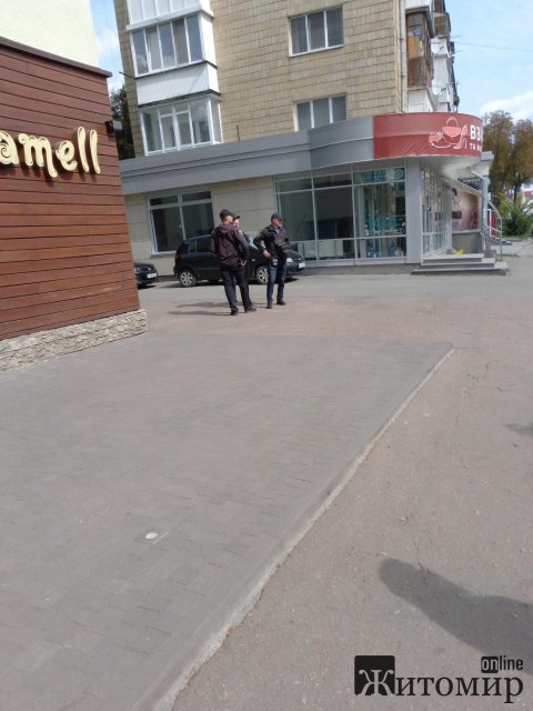 Біля №23 гімназії в Житомирі водіям виписували штрафи за паркування. ФОТО Біля №23 гімназії в Житомирі водіям виписували штрафи за паркування. ФОТО