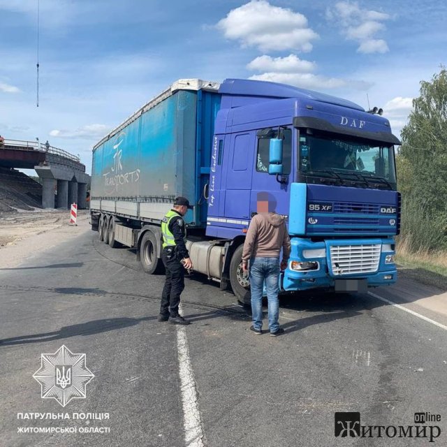 Поблизу Бердичева зіштовхнулись вантажівка та легковик. ФОТО