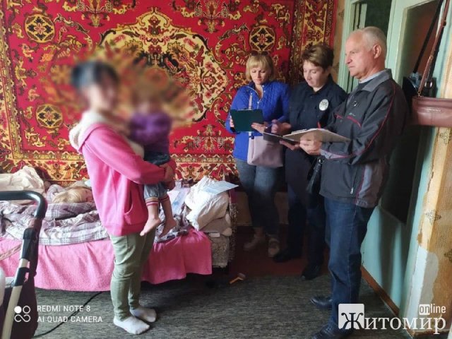 На Житомирщині молода мати залишила однорічну дитину на чужих людей та поїхала до Києва. ФОТО На Житомирщині молода мати залишила однорічну дитину на чужих людей та поїхала до Києва. ФОТО