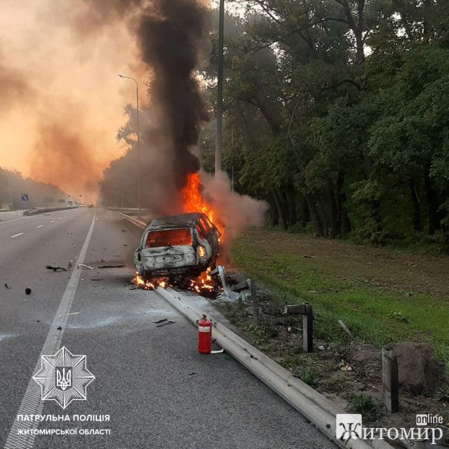 На трасі в Житомирській області згоріла Skoda. ФОТО На трасі в Житомирській області згоріла Skoda. ФОТО