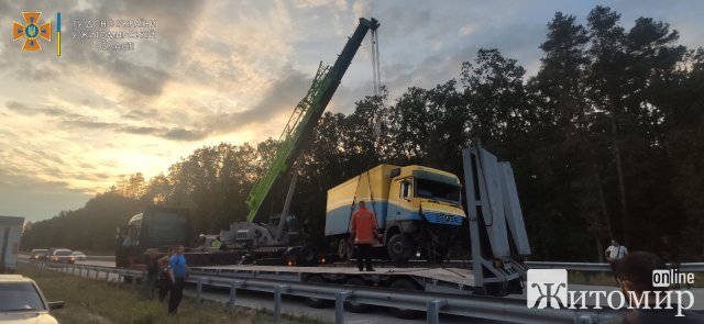 Як на автодорозі неподалік Житомира вантажівку з кювету діставали. ФОТО Як на автодорозі неподалік Житомира вантажівку з кювету діставали. ФОТО