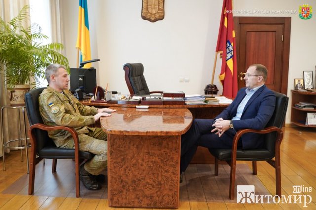 Голова Житомирської облради вручив чергове посвідчення "радника" Голова Житомирської облради вручив чергове посвідчення "радника"