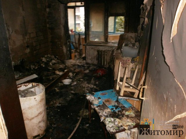  У Бердичеві з палаючої квартири врятували чоловіка, який чекав на допомогу на балконі. ФОТО