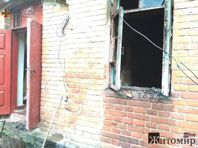 У Житомирському районі горів дім: рятувальники виявили тіло чоловіка. ФОТО У Житомирському районі горів дім: рятувальники виявили тіло чоловіка. ФОТО