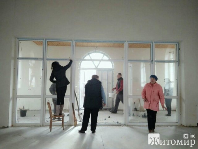 У райцентрі на Житомирщині парафіяни "переселились" з каплички до новозбудованого костелу. ФОТО
