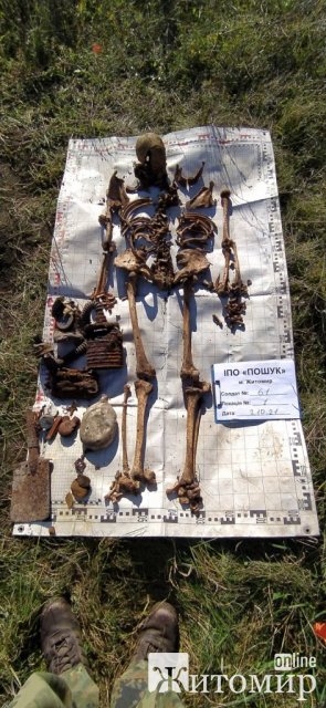 У селі неподалік Бердичева пошуківці знайшли рештки солдата. ФОТО