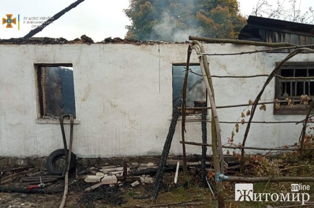 У селі біля Житомира горів будинок: рятувальники знайшли тіло обгорілого господаря. ФОТО