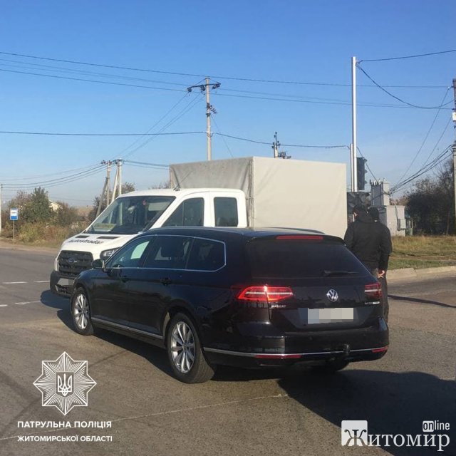 На автомобільній дорозі Київ-Ковель в Житомирській області зіштовхнулись Volkswagen та Ford. ФОТО На автомобільній дорозі Київ-Ковель в Житомирській області зіштовхнулись Volkswagen та Ford. ФОТО