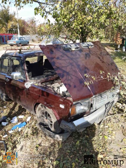 У селі Житомирської області ВАЗ врізався в дерево та перекинувся: водія витягували рятувальники. ФОТО У селі Житомирської області ВАЗ врізався в дерево та перекинувся: водія витягували рятувальники. ФОТО
