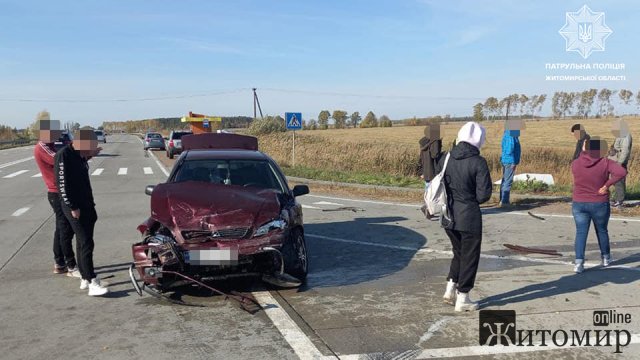 ДТП на трасі в Житомирській області: трьох осіб госпіталізували до лікарні. ФОТО